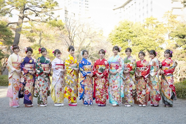現役女子大生アイドルグループ「カレッジ・コスモス」のメンバーの中から選抜された12名があでやかな晴れ着姿を披露した。