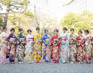 現役女子大生アイドルグループ「カレッジ・コスモス」12名が初の晴れ着を披露！