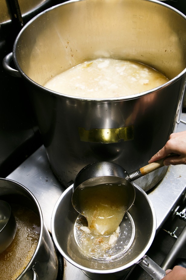 醤油らぁめんに使う豚スープは7時間半、丸鶏は3時間半炊く