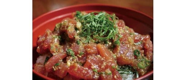 「浜茶屋」の「津久見　日向丼」（500円）