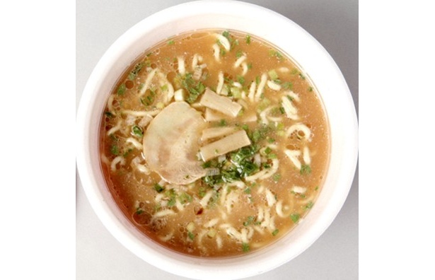 コクとうま味がアップしたスープが、もちもちの新しい太麺とよく合い、濃い目の味をしっかりと楽しめる。「究麺 魚介豚骨醤油」(248円)