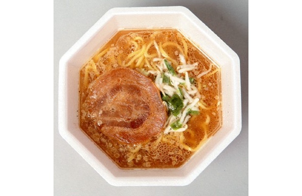鶏ガラベースの醤油スープで、豚の背脂と肉感が、味のいいアクセントに。：「日清ラ王 背脂濃コク醤油」