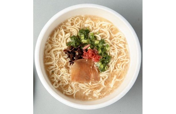 背脂のうまみをきかせた白濁スープが極細麺によく合う
