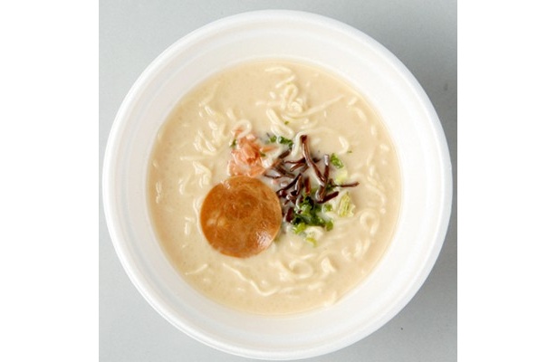 醤油をブレンドしたクリーミーなスープ。「博多とんこつラーメン」