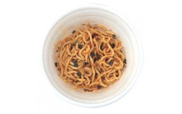 特製ラー油入り香味油と甘辛醤油ダレが、なんともコクのある味わい。「ラー油で仕上げる 汁なしめん」