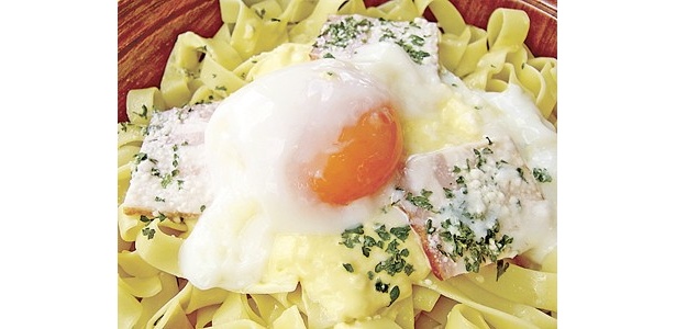 半熟卵を思い切ってつぶして、とろ～りとした黄身とソース、パスタを一緒に食べれば、かなり贅沢な気分に