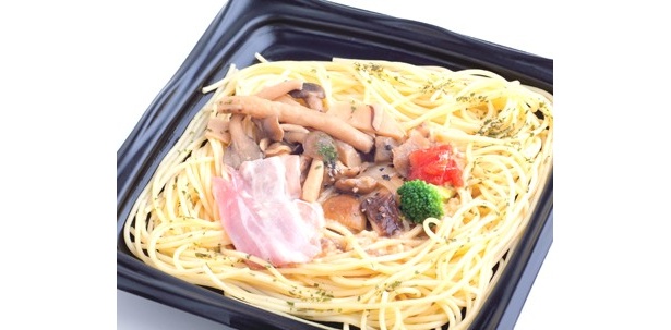 イタリアのブランドパスタ「ディ・チェコ」の乾麺を使用した「ディ・チェコ パンチェッタと5種のきのこのクリームソース」(450円/ファミリーマート)もオススメ