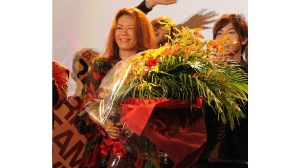 フィナーレで大きな花束を受け取り、大黒さんは感動しっぱなし
