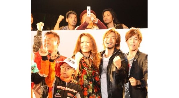 今まで、大黒摩季さんのライブではドラムをつとめた真矢は、最後にサプライズで登場。携帯で会場を撮影し、笑いをとっていた