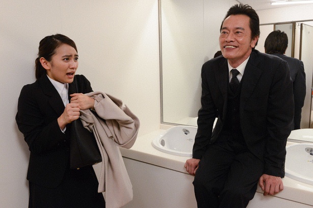 新人AD・ひかり(岡田結実)の前に、妖精を名乗る“おじさん”(遠藤憲一)が出現(第1話)