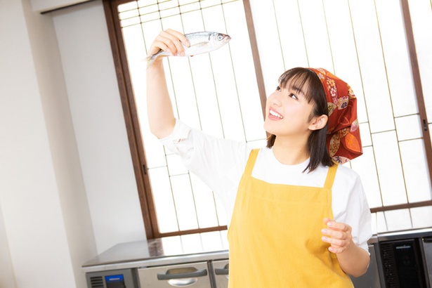 平祐奈がアジの三枚おろしに挑戦