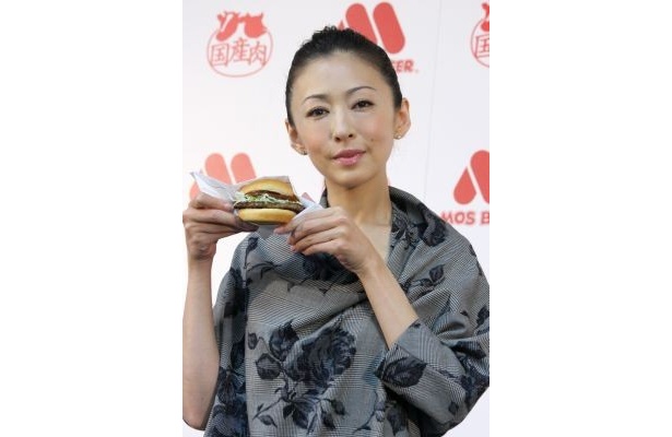 モスバーガーの新商品＆新CM発表会に登場した女優の松雪泰子さん