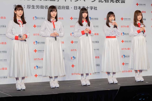 【写真を見る】献血CMの衣装で登壇した乃木坂46のメンバーたち