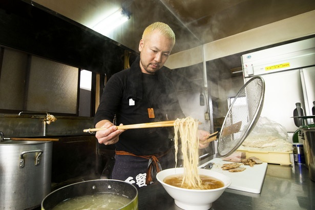 佐野市出身の店主・大芦さん。「佐野ラーメンの麺は柔らかいのが特徴ですが、うちの麺はしっかりとしたコシがあります」