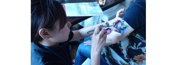 「ESTHETIC SALON AIRU」のボディーペイントタトゥーは2時間待ちの大人気ブース