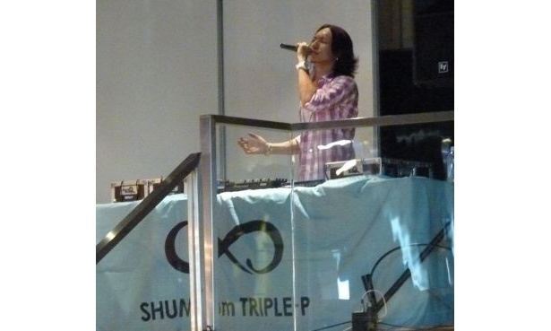 県内を中心に活動している「TRIPLE-P」のSHUMはソロライブで盛り上げた