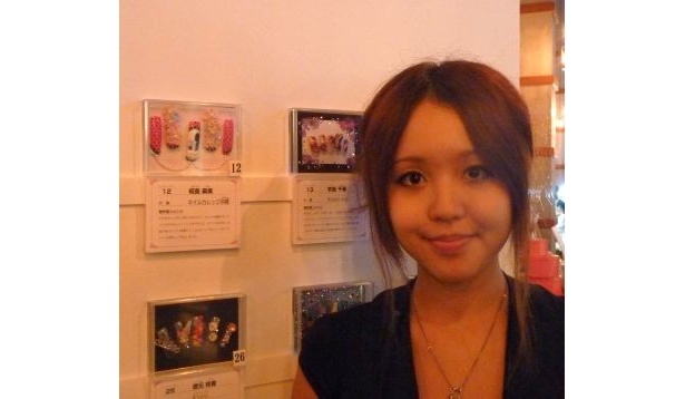 「be-o」特別賞を受賞したネイルカレッジ沖縄の学生・椛島さんは「デザインは今回のポスターを見てイメージしました」と笑顔