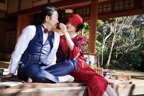 華やかな真っ赤なドレスが印象的!
