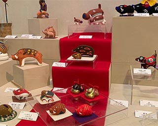 日本各地のイノシシがわらべ館に勢揃い！鳥取県で「干支の郷土玩具展」開催中