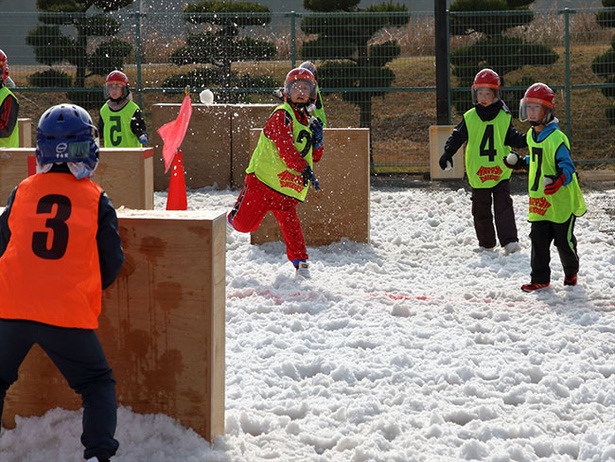 【写真を見る】真剣勝負が繰り広げられる雪合戦
