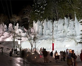 青白く輝く氷の芸術を温泉街に再現！岐阜県高山市「福地温泉 青だる」