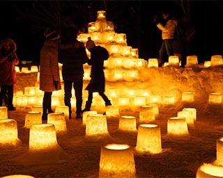 無数のスノーキャンドルが冬の温泉街を彩る・北海道の定山渓神社で「雪灯路2019」開催