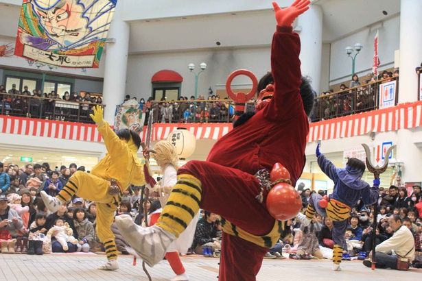 新潟ふるさと村で鬼が大暴れ 三条本成寺 鬼踊り 節分豆まき ウォーカープラス