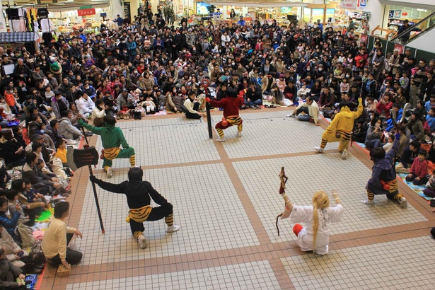 毎年恒例の鬼踊り＆節分豆まきに多くの観客が訪れる