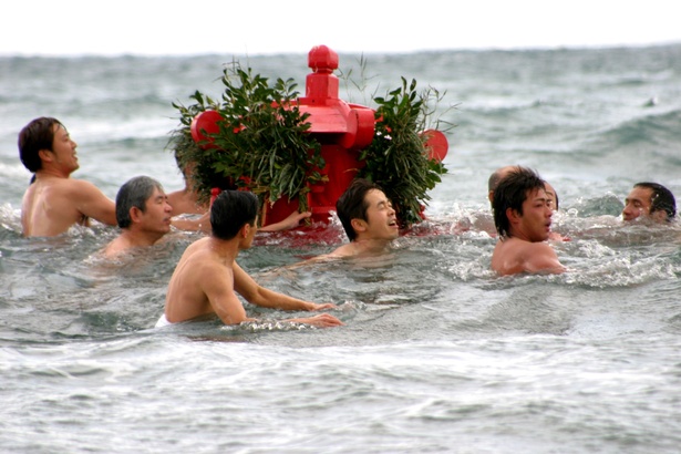 冬の冷たい海で男達が威勢よく禊ぎを行う