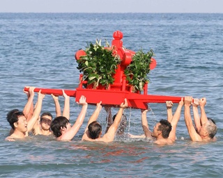 朱塗りの御輿が大寒の海を渡る！熊本県天草郡｢上津深江八坂神社裸祭り｣