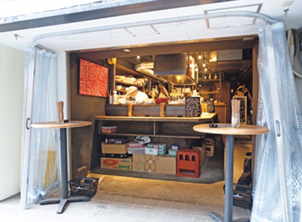 ビニールシートに囲まれた、気安い雰囲気の店/キッチン ナカジマ。