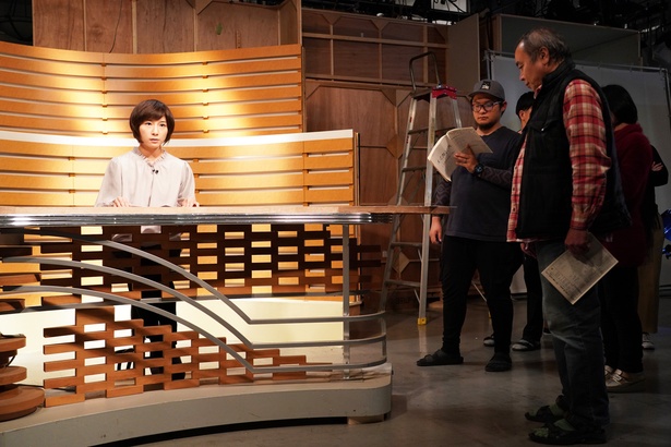 【写真を見る】「自分の理想のアナウンサー像をイメージして頑張って演じました」と語るキャスター役の市來玲奈アナ