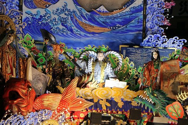 【写真を見る】八戸三社大祭の山車には人形や絵画が格納されており、それが次々とせり上がってくる！