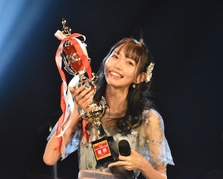 「AKB48グループ歌唱力No,1決定戦」初代女王が決定! 野島樺乃(SKE)「夢の夢だと思っていたトロフィーを持つことができてうれしいです」