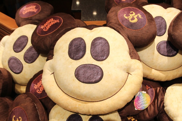 大人気の“ミッキーパン”をイメージした「クッション」(3000円)。パンのようにフワフワの触り心地