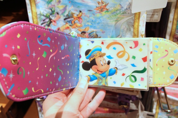 「パスケース」(1900円)の内面デザイン。カードを4枚収納できる