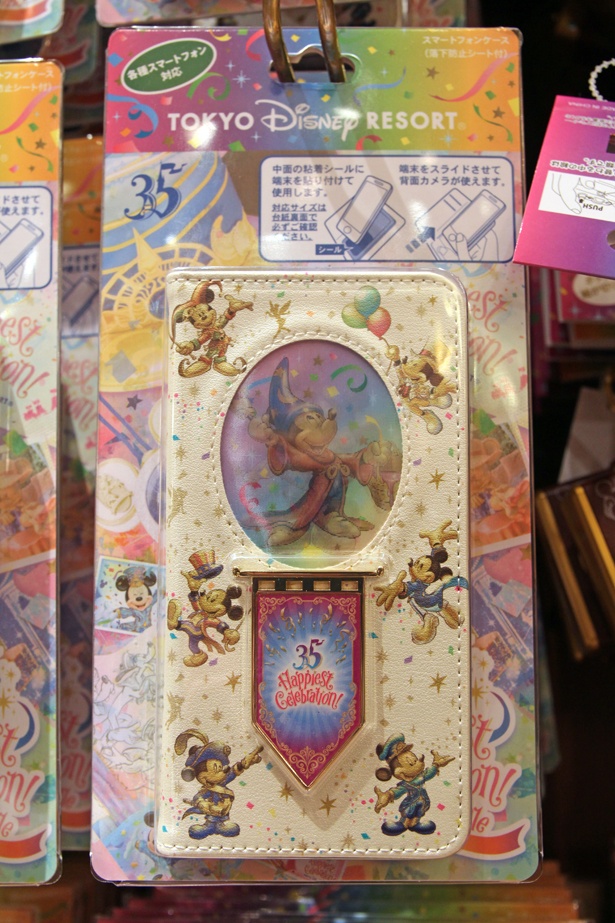 「スマートフォンケース」(3500円)は、見る角度によってミッキーマウスの絵が変化。全部で4パターンある