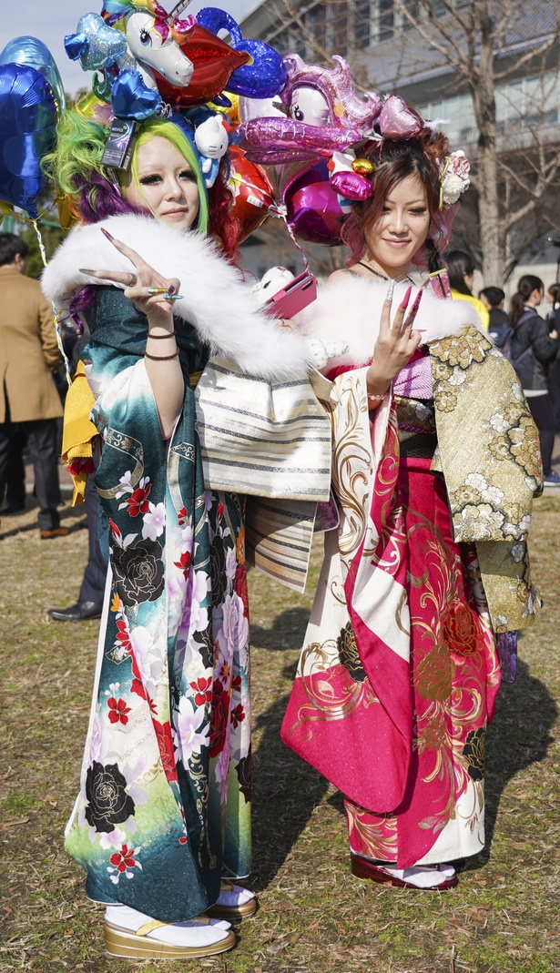  北九州市の成人式で見つけた振袖美人　奇抜なバルーンのヘアアレンジが目を引いたアイラさんとレオナさん