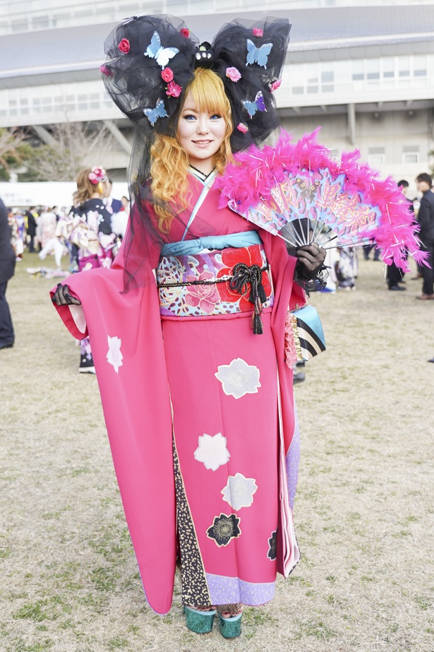 北九州市の成人式で見つけた振袖美人　特注のリボンとピンクの晴れ着がかわいい里緒菜さん