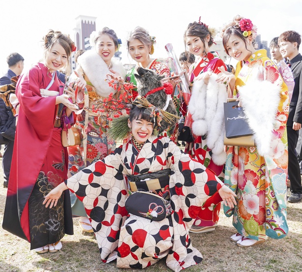 イノシシの飾りが目立っていた 北九州市の成人式で見つけた振袖美人