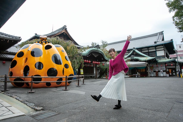 【写真を見る】美術館の入口には直径5m、高さ4.5mの巨大な立体作品「南瓜」が展示されている。記念撮影もOK/フォーエバー現代美術館祇園・京都