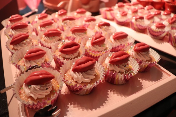 【写真を見る】カップケーキの上に、唇の形をしたチョコレートがトッピングされて超キュート！