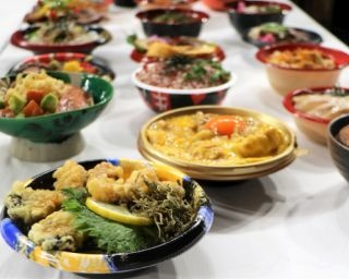 「ふるさと祭り東京」で“ご当地どんぶり”食べまくり！