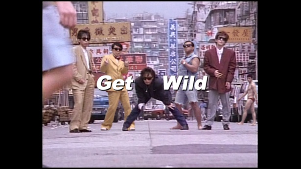 【写真を見る】名曲「Get Wild」のMVに溶け込むダンディ坂野とスギちゃん