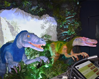 リアルな恐竜ロボットが接客する「変なホテル福岡 博多」がオープン！