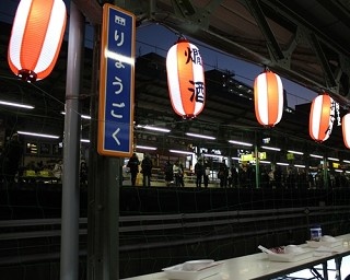 駅のホームでお酒とおでんを　“日本酒通”でない人にこそオススメしたい「燗酒ステーション」