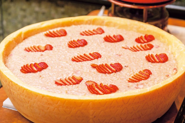 チーズの旨味といちごのほんのりとした甘酸っぱさがクセになる苺のリゾットと熟成バルサミコ/ザ・リッツ・カールトン大阪
