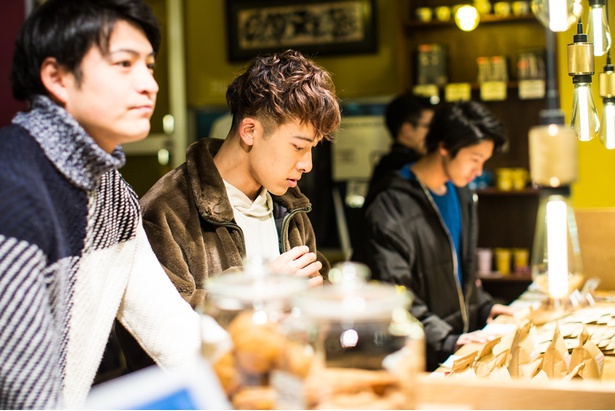 コーヒーを待つ姿も絵になる4人