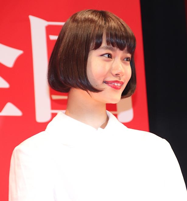 【写真を見る】ジャパンプレミアに登壇した杉咲花。劇中とは対照的な表情!