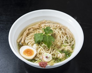 マグロ節で引いた淡麗スープで勝負！ 札幌のラーメン店「麺や hide」